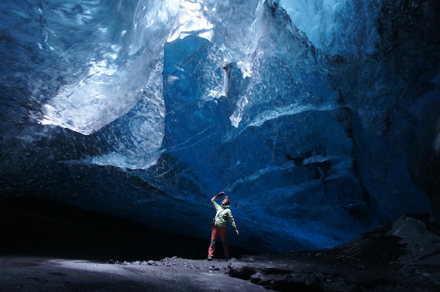 Island - ľadovcová jaskyňa